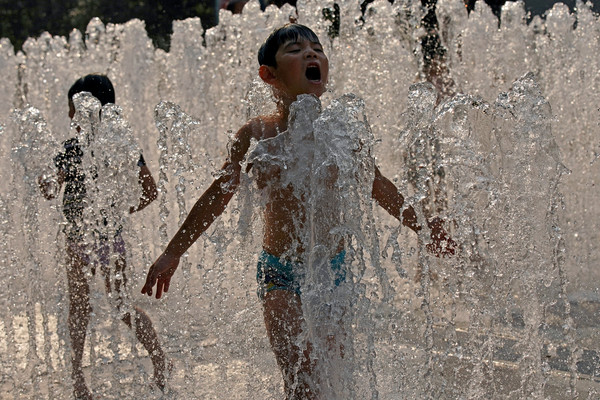 ▲2017年7月21日上海熱浪40.9度，打破145年氣象史。（圖／路透社）