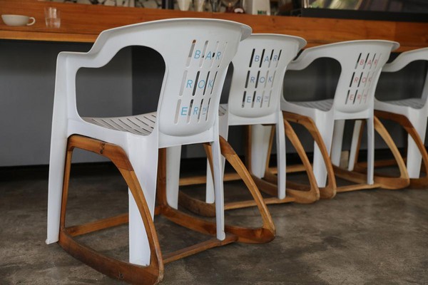 店裡頭使用的椅子是塑膠椅加工的搖椅，很多客人特別詢價。