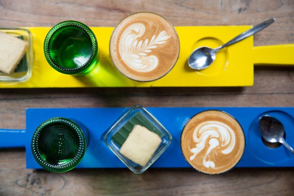 合成木板做咖啡托盤，咖啡端上桌時顏色跳脫。