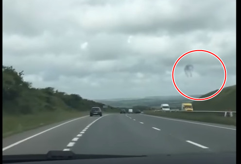 ▲英國南部天空出現UFO？ 。（圖／翻攝自YOUTUBE）
