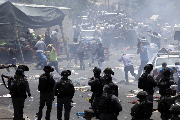 ▲▼以色列巴勒斯坦爆發衝突，民眾上街抗議和軍人對峙。（圖／美聯社）