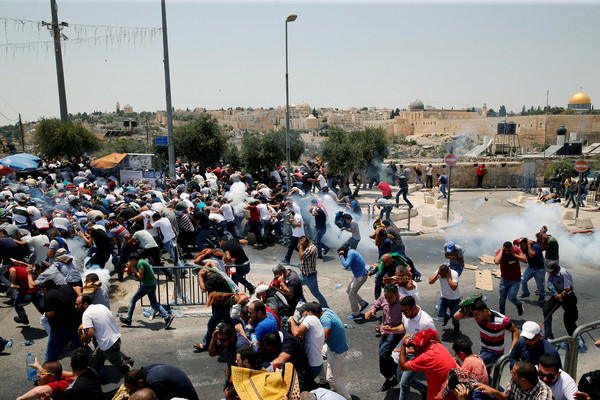 ▲▼以色列巴勒斯坦爆發衝突，民眾上街抗議和軍人對峙。（圖／路透社）