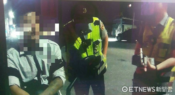 台東市曾姓廚師騎機車紅燈右轉遭警方攔查,實施酒測結果超標,廚師向警方表示因在餐廳廚房試用白酒食材。(圖/台東縣警察局提供)