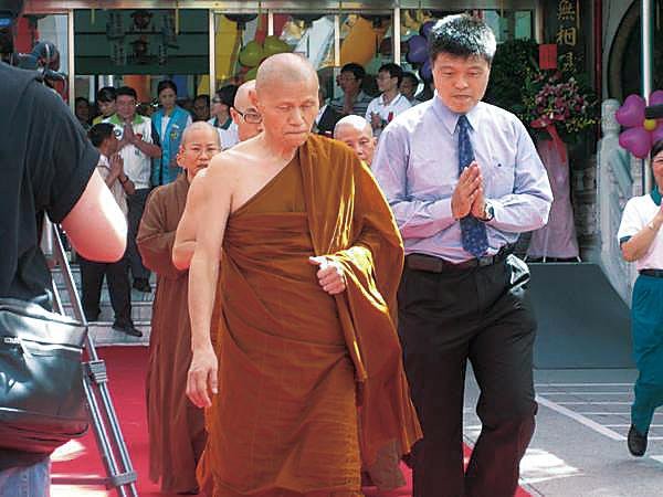 邵勇維（右）是虔誠佛教徒，常參加許多佛教活動。（翻攝臉書）