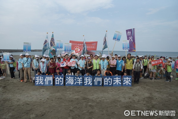 ▲台南市環保局22日上午在安平區觀夕平台舉辦「世界海洋日」淨灘、淨海活動。（圖／環保局提供）