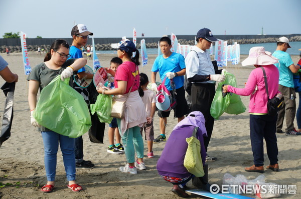 ▲民眾走向沙灘撿拾垃圾，展現身體力行愛地球的決心。（圖／環保局提供）