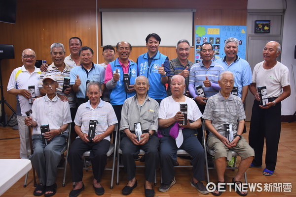 父親節將屆，花蓮市長魏嘉賢準備了實用的樂活杯送給福氣站與關懷據點的長者。（圖／花蓮市公所提供）