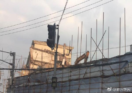 ▲▼上海嘉定區棟一棟正在拆卸的樓房21日突然倒塌，5人證實不治，1人還在加護病房搶救中。（圖／翻攝自澎湃新聞微博）