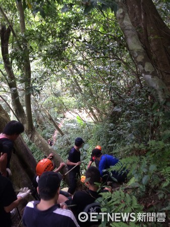 ▲登山客獨自攀爬峭壁雄風不慎墜落，消防人員出動救援。（圖／記者陳豐德翻攝）