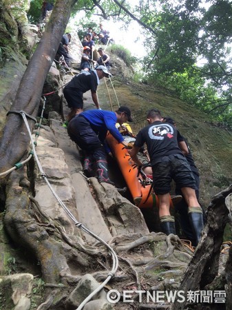 ▲登山客獨自攀爬峭壁雄風不慎墜落，消防人員出動救援。（圖／記者陳豐德翻攝）