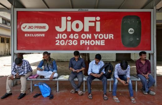 ▲▼印度首富推「免費4G手機」，上網人口將激增。（圖／路透社）