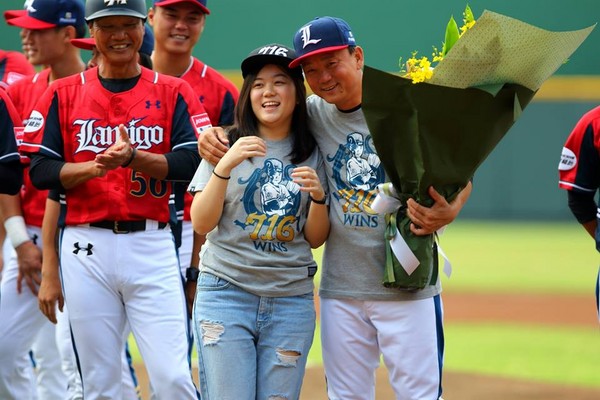 ▲洪一中總教練執教生涯最多勝，賽前進行頒獎儀式。（圖／桃猿提供）