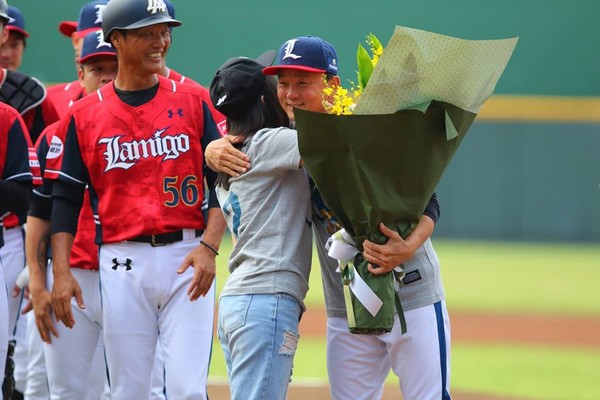 ▲洪一中總教練執教生涯最多勝，賽前進行頒獎儀式。（圖／桃猿提供）