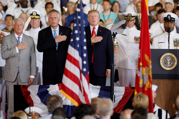 ▲▼美國總統川普22日搭機抵達福特號航空母艦（USS Gerald R. Ford）甲板，主持福特號服役儀式。（圖／路透社）