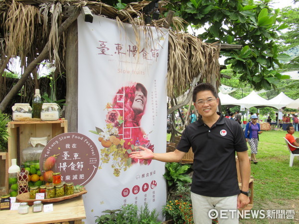 台東縣長黃健庭參加慢食節第一場「慢花果」活動，與民眾一起大跳趣味動感的「慢食操」。(圖 ／台東縣政府提供)