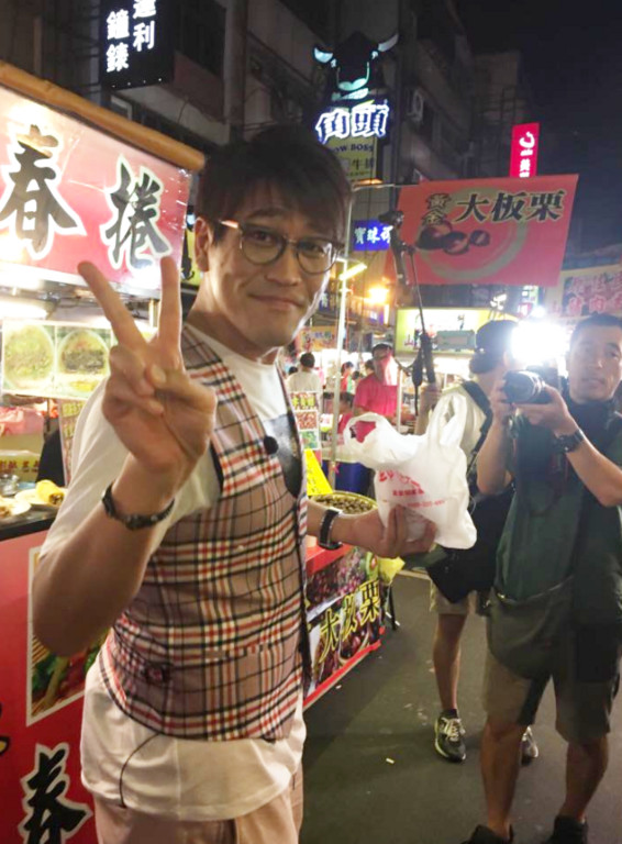 ▲PIKO太郎在台灣逛夜市被野生捕獲啦！（圖／翻攝自《爆廢公社》）