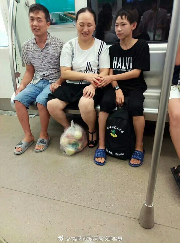 成都一名少年帶眼疾父母搭地鐵。（圖／翻攝「成都航空航太高校那些事」微博）
