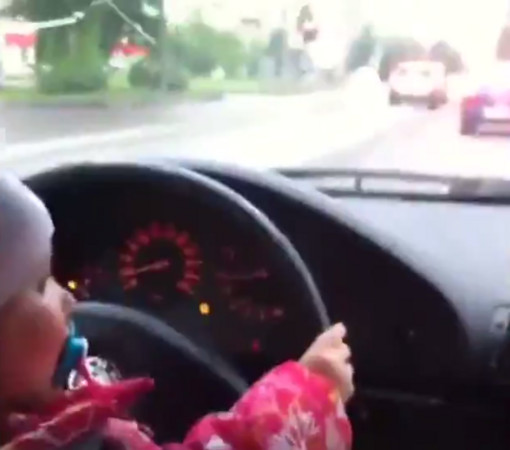 ▲▼俄羅斯2歲女童薇羅妮卡（Veronika）被父親抱在懷裡開BMW上路。（圖／翻攝自LiveLeak）