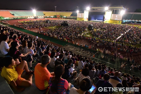 ▲雲門舞集在台南市立體育場盛大登場，吸引眾多市民出席觀賞。（圖／市府提供）