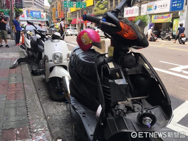 中和休旅車撞倒12機車，釀4傷意外。（圖／記者姜國輝攝）