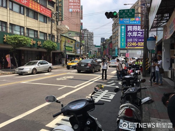 中和休旅車撞倒12機車，釀4傷意外。（圖／記者姜國輝攝）