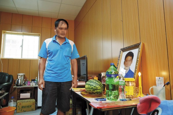 廖姓學生的父親看著兒子的遺照，無奈地控訴政府單位疏失。