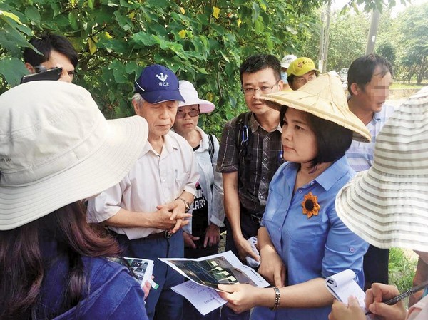 立委張麗善與相關單位至事發湖泊會勘，並要求各部門給出交代。（翻攝臉書）