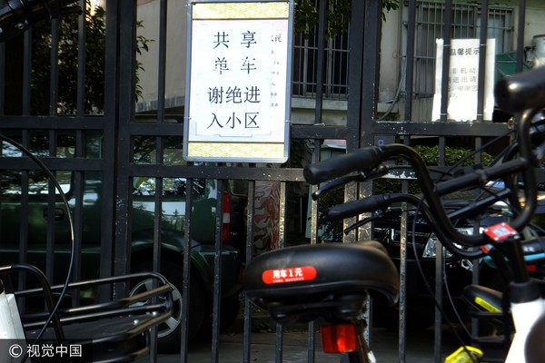 ▲受夠XXBike了！社區居民自主設關卡「禁止共享單車進入」。（圖／視覺中國）