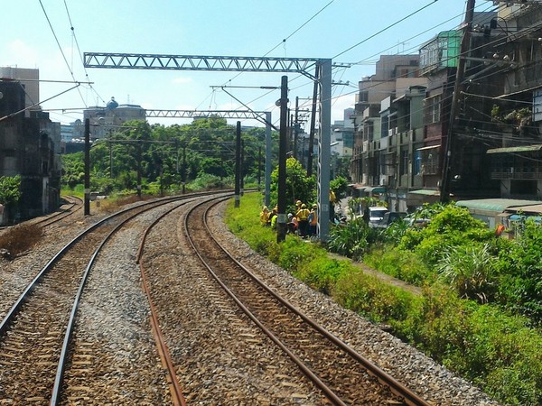 桃園=鶯歌間東正線有6個線槽被掀開且起火。（圖／翻攝自臉書fun臺鐵）