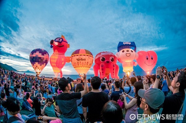 台東熱氣球嘉年華最後一場曙光光雕音樂會，在7月22日清晨於台東太麻里曙光園區熱鬧展開。（圖／台東縣政府提供）