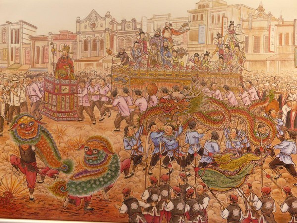 門神彩繪師傅劉家正繪製的「迎城隍」，描繪出當年熱鬧節慶廟會場景。