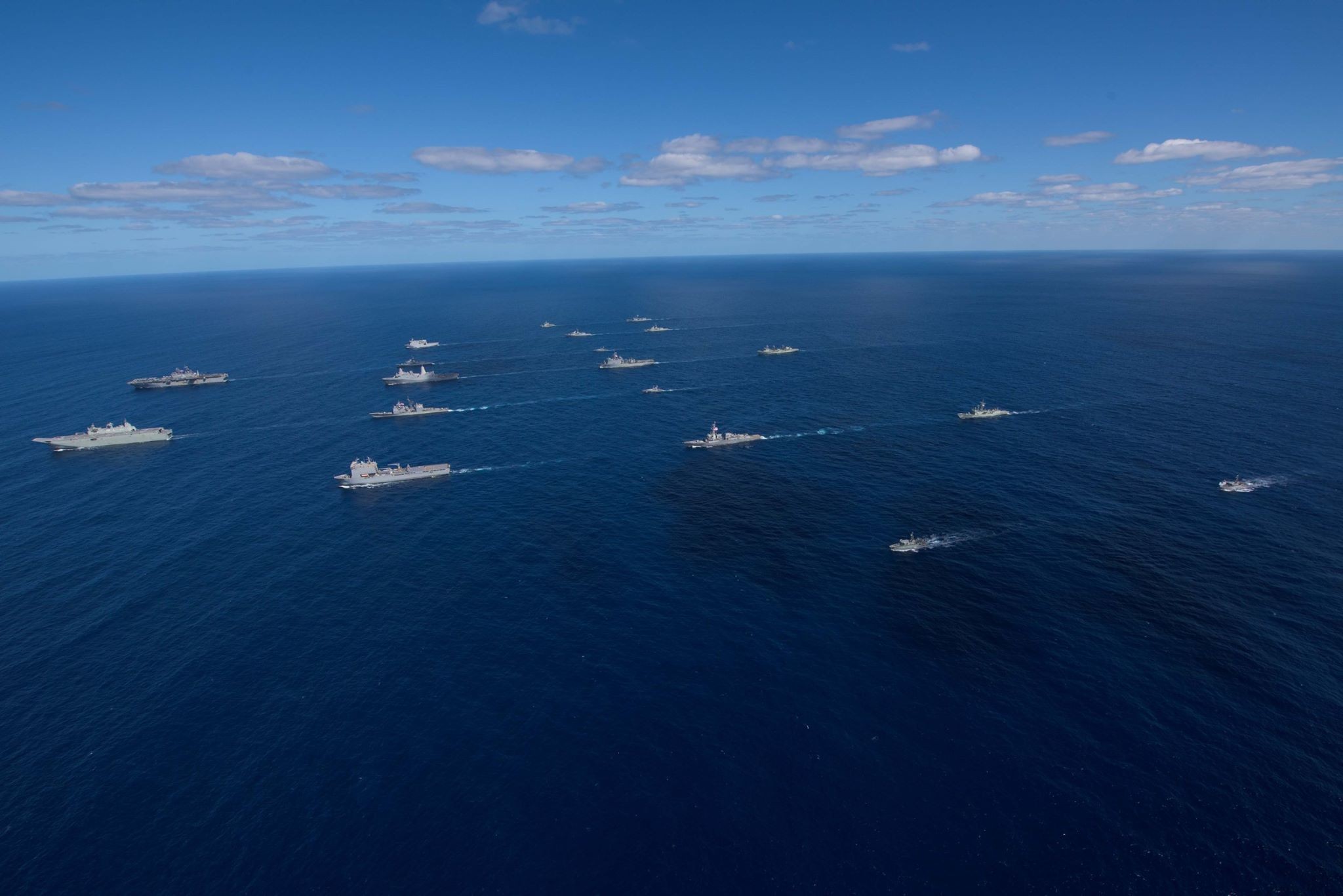美澳兩年一度的「護身軍刀」聯合操演，美國大規模派遣航母雷根號打擊群、兩棲攻擊艦好人理查號遠征打擊群參與。（圖／翻攝自USS Ronald Reagan (CVN 76)官方臉書）