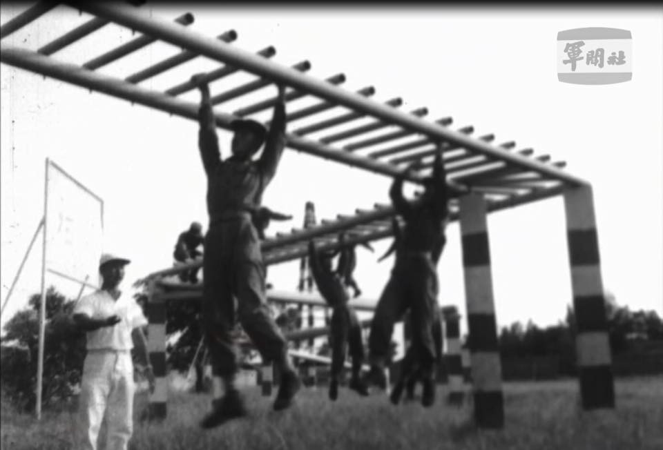《國防線上》第一集曝光，45年前在成功嶺寒訓的影片。（圖／軍聞社）