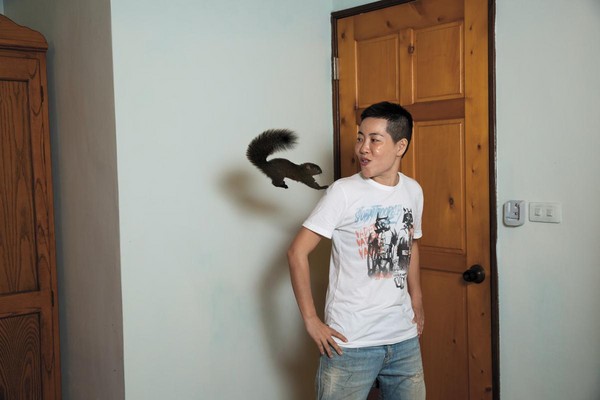 房間裡養著松鼠，名叫蒼蒼，與吳沁婕熟悉有默契，一叫名字就飛躍到她身上。