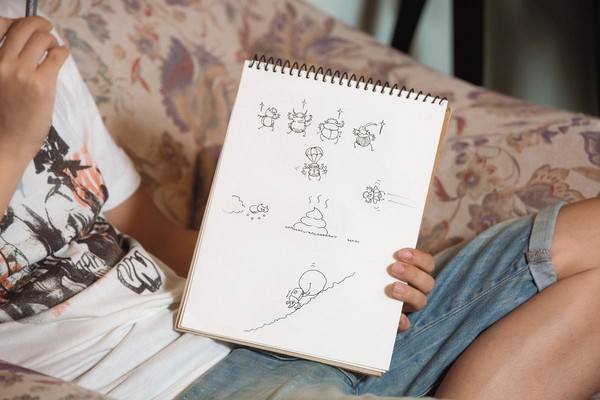 吳沁婕愛畫插畫，用自己的風格詮釋昆蟲的行為。插畫本上畫著的，是糞金龜。她說：「很有趣呦，牠是吃便便的昆蟲，光是聽到便便，小朋友就笑了。」