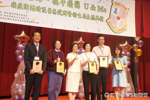 台南市郭綜合醫院，榮獲105年醫院子宮頸癌篩檢效率王區域醫院組第1名，由副院長邱榮章（左一）代表院方接受國健署頒獎表揚。（圖／醫院提供）