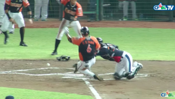 ▲唐肇廷、黃浩然本壘相撞。（圖／翻攝CPBL.TV）