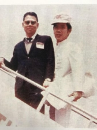 洪團樟（右）曾在松山機場的國泰航空擔任地勤員，圖為和國泰機師合照。（一太提供）