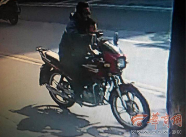 ▲▼陝西省漢中市年約40歲男子騎摩托車撞上5歲孩童，再以送醫治療為由，把對方再往荒郊野外丟進垃圾桶。（圖／翻攝自《華商報》）