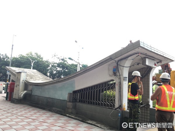 民眾在地下道屋頂玩滑板，相當危險。（圖／記者楊佩琪攝）