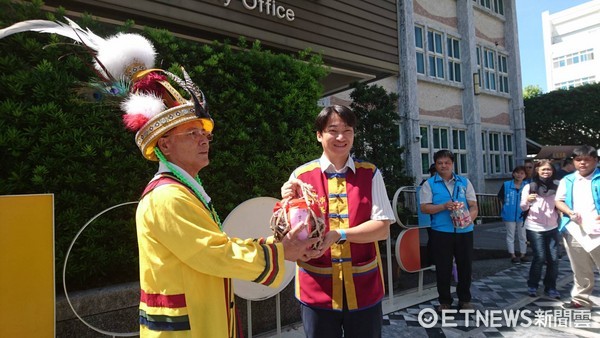 花蓮市撒固兒部落由頭目徐從帶領部落青年，到花蓮市公所向市長魏嘉賢及市民傳達豐年祭即將展開的信息。（圖／花蓮市公所提供）