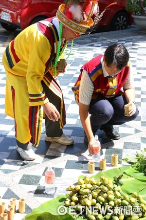 花蓮市撒固兒部落由頭目徐從帶領部落青年，到花蓮市公所向市長魏嘉賢及市民傳達豐年祭即將展開的信息。（圖／花蓮市公所提供）