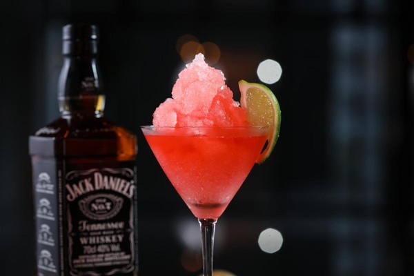 Jack Daniel’s Old No.7搭配Cosmopolitan調飲，莓果味冰沙很消暑。