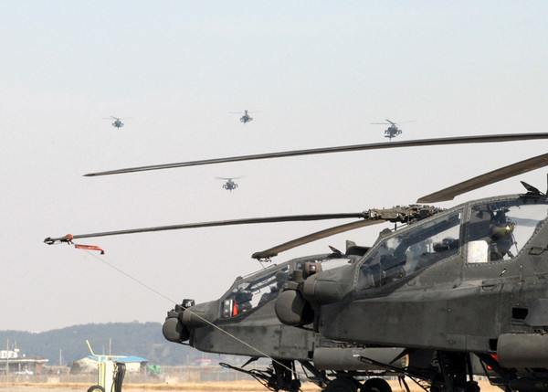 ▲▼美軍在5架AH-64「阿帕契」（Apache）直升機、「黑鷹」（Black Hawk）直升機掩護下，成功進入敘利亞邊境。（圖／翻攝自美國空軍官網）