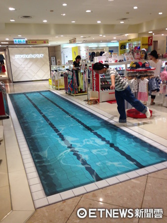 ▲SOGO百貨搭上世大運話題推出3D地板泳池。（圖／記者蔡惠如攝）