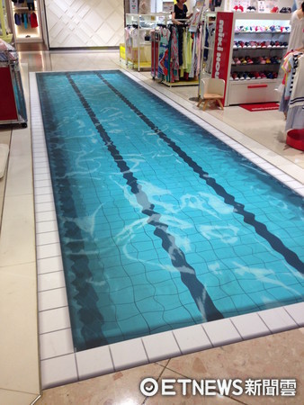 ▲SOGO百貨搭上世大運話題推出3D地板泳池。（圖／記者蔡惠如攝）