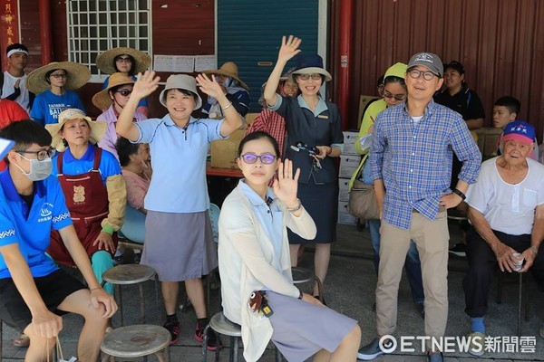 為迎接熱氣球光雕音樂會，台東卑南鄉公所與溫泉村民全體總動員，發起「一人一公斤，溫泉亮晶晶」環境整理活動。（圖／卑南鄉公所提供）