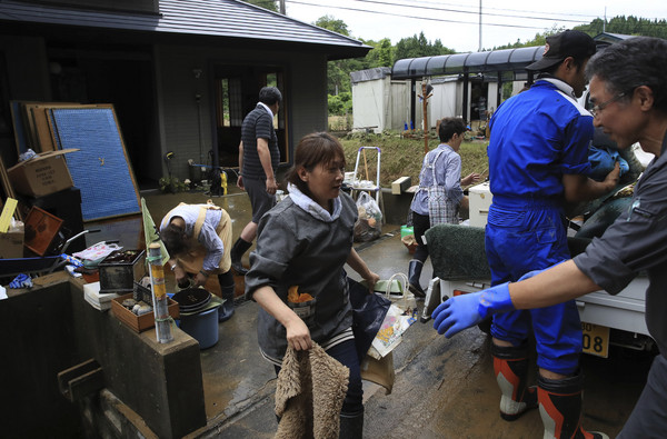 ▲▼日本秋田縣暴雨，近100戶的住家遭淹沒。（圖／達志影像／美聯社）