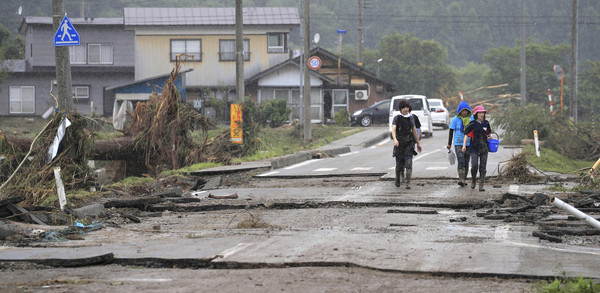 ▲▼將近2萬多名的居民被下令撤離，日本秋田縣的暴雨還阻礙了鐵路行駛。（圖／達志影像／美聯社）