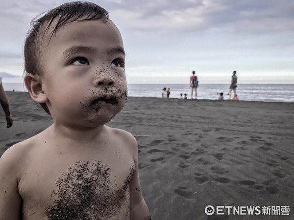 ▲▼刺青師爸爸抱著兒子在沙灘上跌倒，1歲9個月尹熙吃得滿嘴沙。（圖／網友Y.k. Yang授權提供）